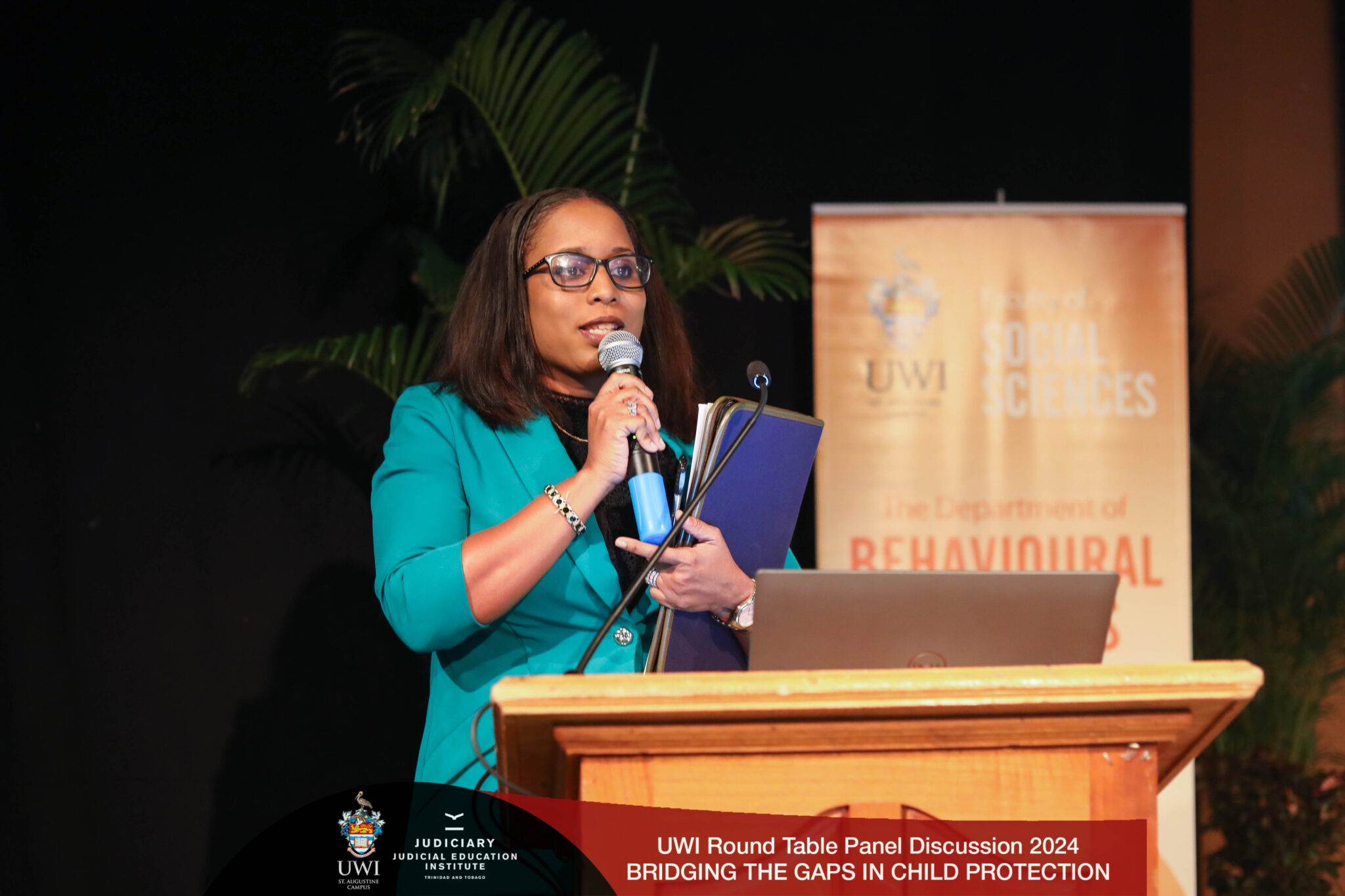 Fanelist Image panelist presenting podium – Jompstart